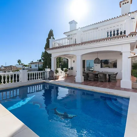 With Sea Views & Heated Pool Semesterbostad