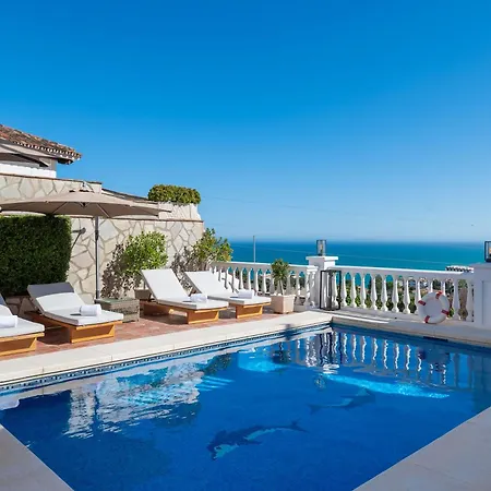 With Sea Views & Heated Pool Semesterbostad *