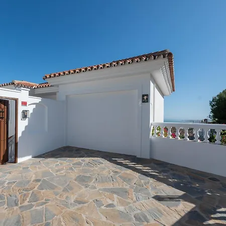 Semesterbostad With Sea Views & Heated Pool
