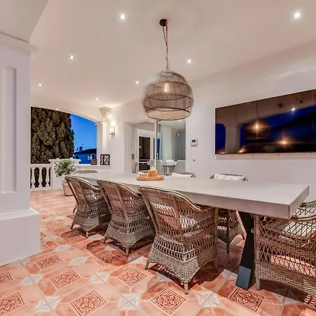 Semesterbostad With Sea Views & Heated Pool
