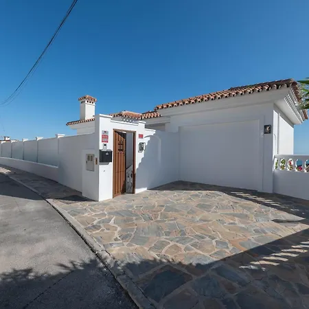 With Sea Views & Heated Pool Semesterbostad