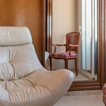With Sea Views & Heated Pool Semesterbostad