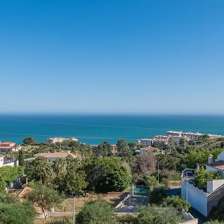 With Sea Views & Heated Pool Semesterbostad
