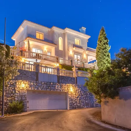 Semesterbostad With Sea Views & Heated Pool