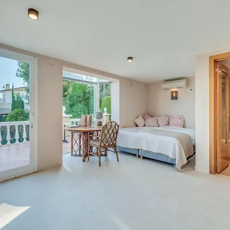 With Sea Views & Heated Pool Semesterbostad *