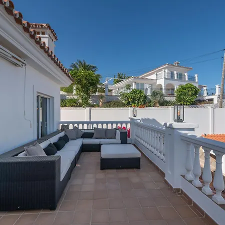 With Sea Views & Heated Pool Semesterbostad