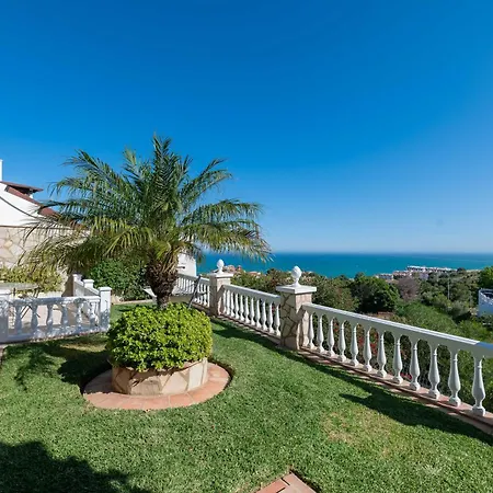 With Sea Views & Heated Pool Semesterbostad