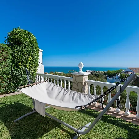 With Sea Views & Heated Pool Semesterbostad