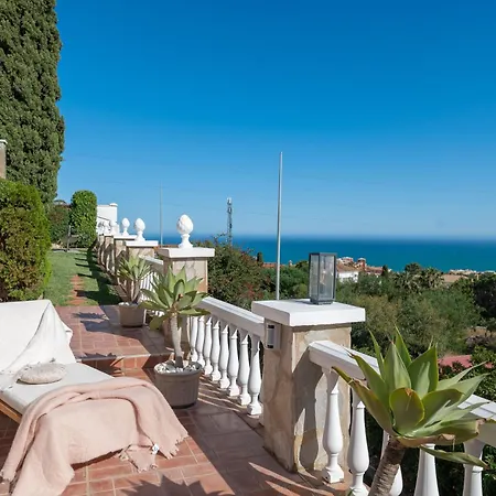 With Sea Views & Heated Pool Semesterbostad
